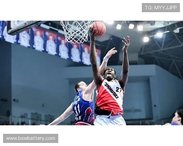 江苏肯帝亚主场鏖战青岛国信双方激烈对攻上演精彩篮球盛宴